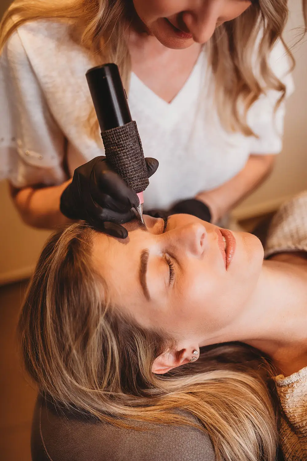 Anouk Holmens brengt permanente wenkbrauwen aan
